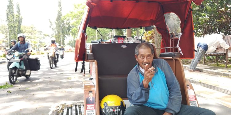 Bambang, tukang becak di Kota Malang menanti peluang di tengah sepi penumpang. (Foto/M Sholeh)