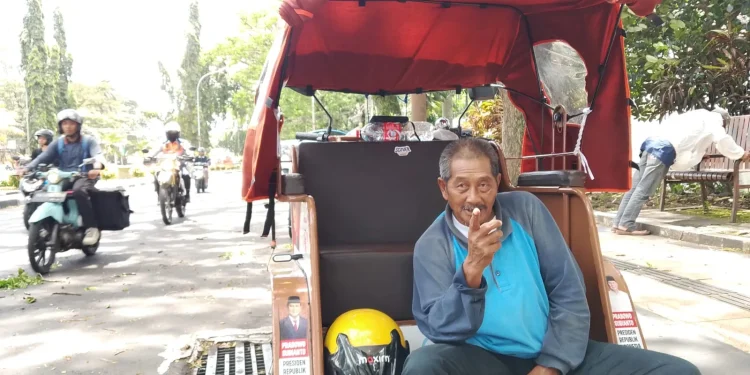Bambang, tukang becak di Kota Malang menanti peluang di tengah sepi penumpang. (Foto/M Sholeh)