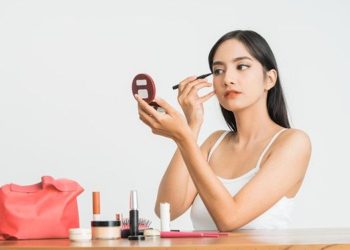 Ilustrasi proses merias wajah menggunakan makeup. Tanpa disadari, beberapa kesalahan makeup sering terjadi saat merias wajah. (Foto: Pinterest)