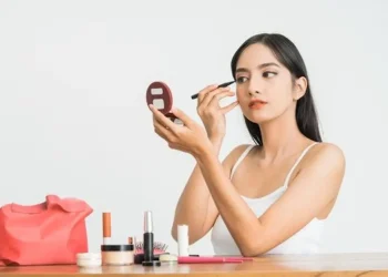 Ilustrasi proses merias wajah menggunakan makeup. Tanpa disadari, beberapa kesalahan makeup sering terjadi saat merias wajah. (Foto: Pinterest)