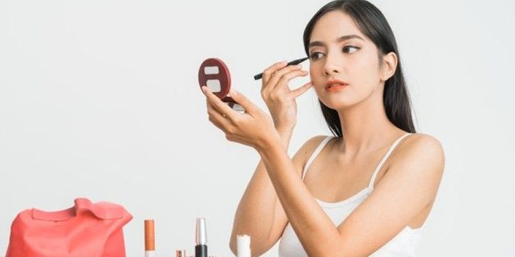 Ilustrasi proses merias wajah menggunakan makeup. Tanpa disadari, beberapa kesalahan makeup sering terjadi saat merias wajah. (Foto: Pinterest)