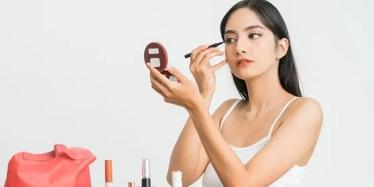 Ilustrasi proses merias wajah menggunakan makeup. Tanpa disadari, beberapa kesalahan makeup sering terjadi saat merias wajah. (Foto: Pinterest)