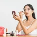 Ilustrasi proses merias wajah menggunakan makeup. Tanpa disadari, beberapa kesalahan makeup sering terjadi saat merias wajah. (Foto: Pinterest)