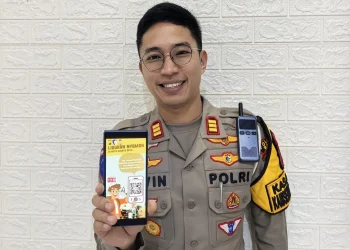 Kasat Lantas Polres Batu AKP Kevin Ibrahim saat menunjukkan barcode SIWAN RESTU. Foto: Dok.