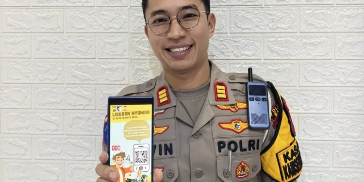 Kasat Lantas Polres Batu AKP Kevin Ibrahim saat menunjukkan barcode SIWAN RESTU. Foto: Dok.
