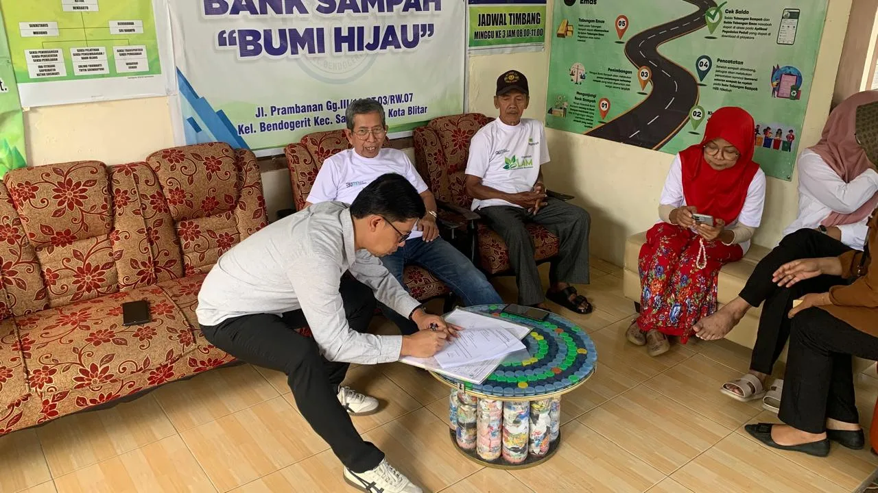 Penyerahan bingkisan Idul Fitri oleh Pegadaian Malang pada Bank Sampah Bumi Hijau. Foto: Azmy