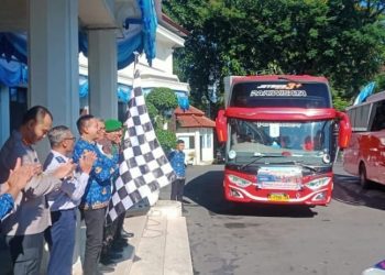 Wali Kota Malang, Wahyu Hidayat berangkatkan peserta mudik gratis. (Foto/M Sholeh)