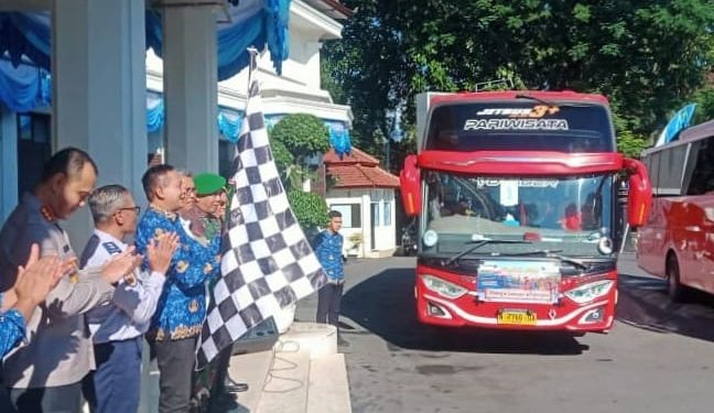 Wali Kota Malang, Wahyu Hidayat berangkatkan peserta mudik gratis. (Foto/M Sholeh)