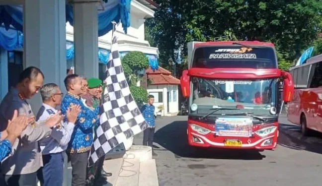 Wali Kota Malang, Wahyu Hidayat berangkatkan peserta mudik gratis. (Foto/M Sholeh)
