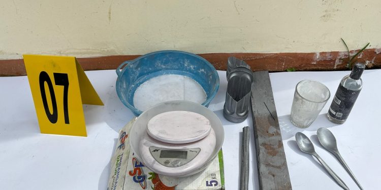 Sederet bahan peledak yang diamankan Polres Batu dari 2 pemuda asal Kasembon, Kabupaten Malang. Foto: Dok