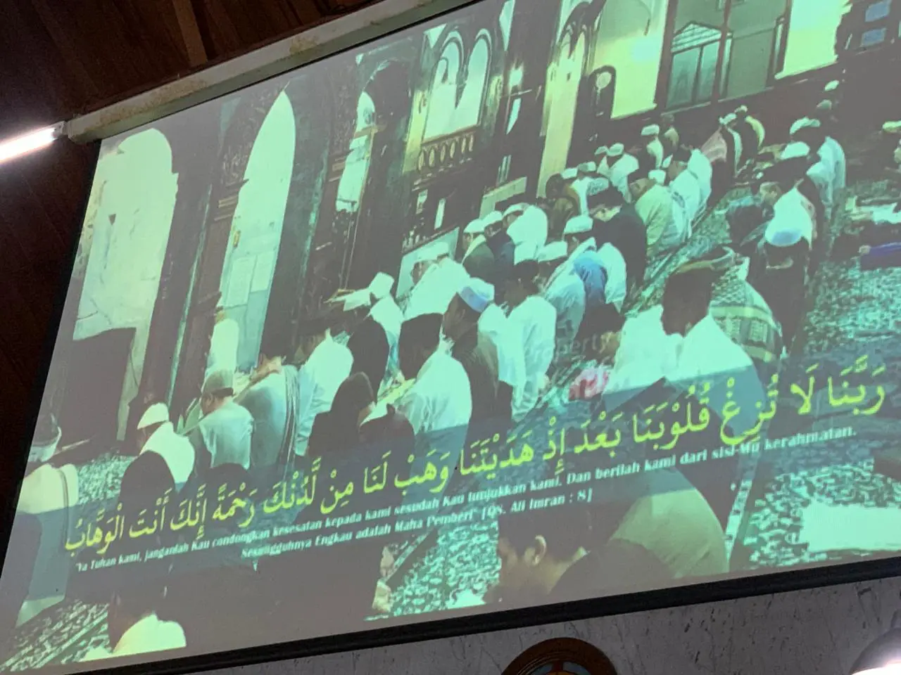 Umat Islam memburu mala lailatul qadar di Masjid Agung Jami' Kota Malang. Foto/Irham Thoriq