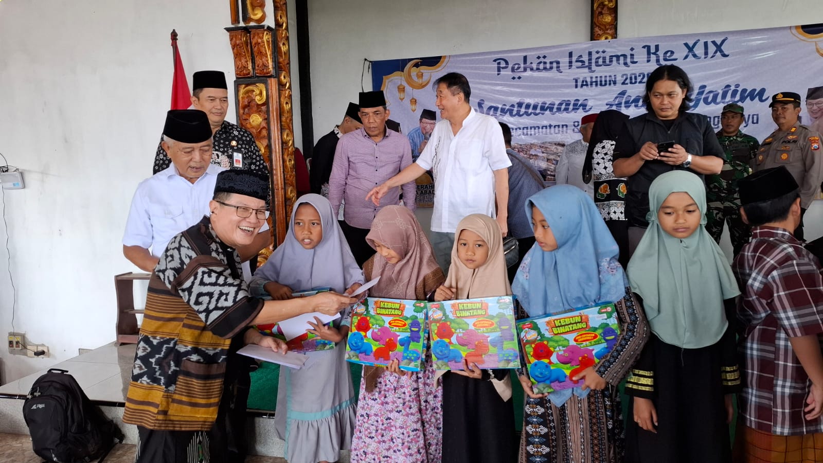 Komisaris Utama PT ACA, Iwan Kurniawan memberi santunan pada anak yatim. Foto: Aisyah Nawangsari Putri