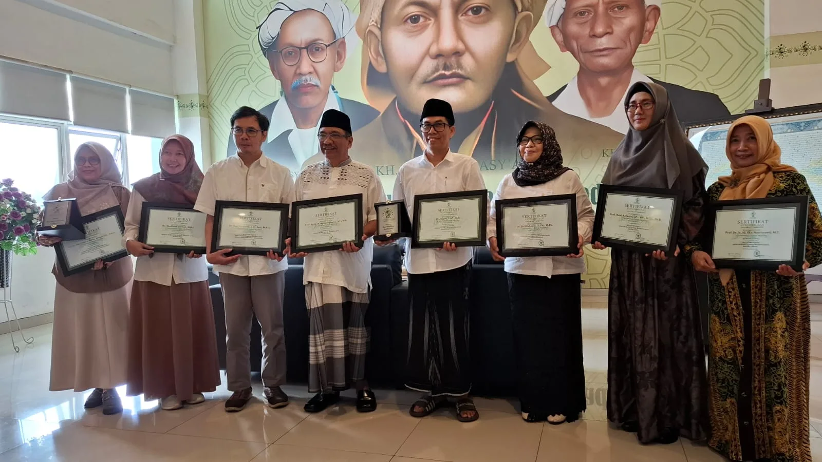 Rektor Unisma Prof. Junaidi Mistar bersama jajaran usai mengumukan 8 dosen Unisma berprestasi di Anugerah LPTNU 2026. Foto: Azmy