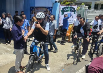 Wali Kota Malang, Wahyu Hidayat bersepeda saat hadiri agenda resmi. (Foto/M Sholeh)