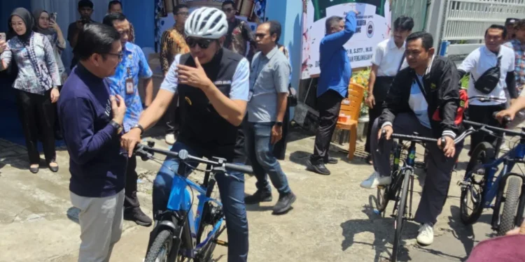 Wali Kota Malang, Wahyu Hidayat bersepeda saat hadiri agenda resmi. (Foto/M Sholeh)