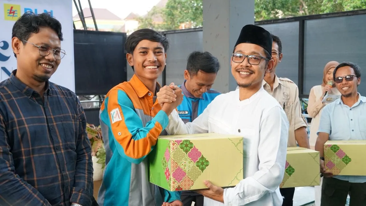 PLN UP3 Malang berbagi kebahagiaan dalam rangka Nuzulul Quran. Foto/dok. PLN