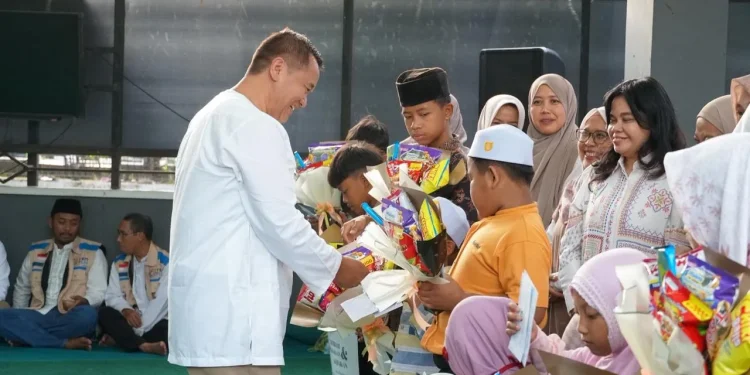PLN UP3 Malang berbagi kebahagiaan dalam rangka Nuzulul Quran. Foto/dok. PLN