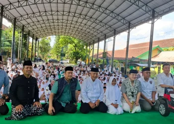 Foto bersama Bupati Malang, Sanusi (tengah) bersama Komisaris Utama PT ACA, Iwan Kurniawan (empat dari kanan) di Pekan Islami. Foto: Aisyah Nawangsari Putri