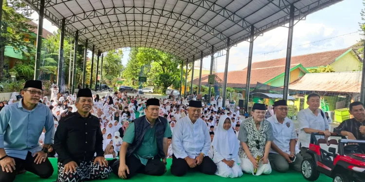 Foto bersama Bupati Malang, Sanusi (tengah) bersama Komisaris Utama PT ACA, Iwan Kurniawan (empat dari kanan) di Pekan Islami. Foto: Aisyah Nawangsari Putri