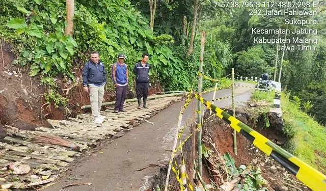 Kondisi jalan yang longsor. Foto: BPBD Kabupaten Malang