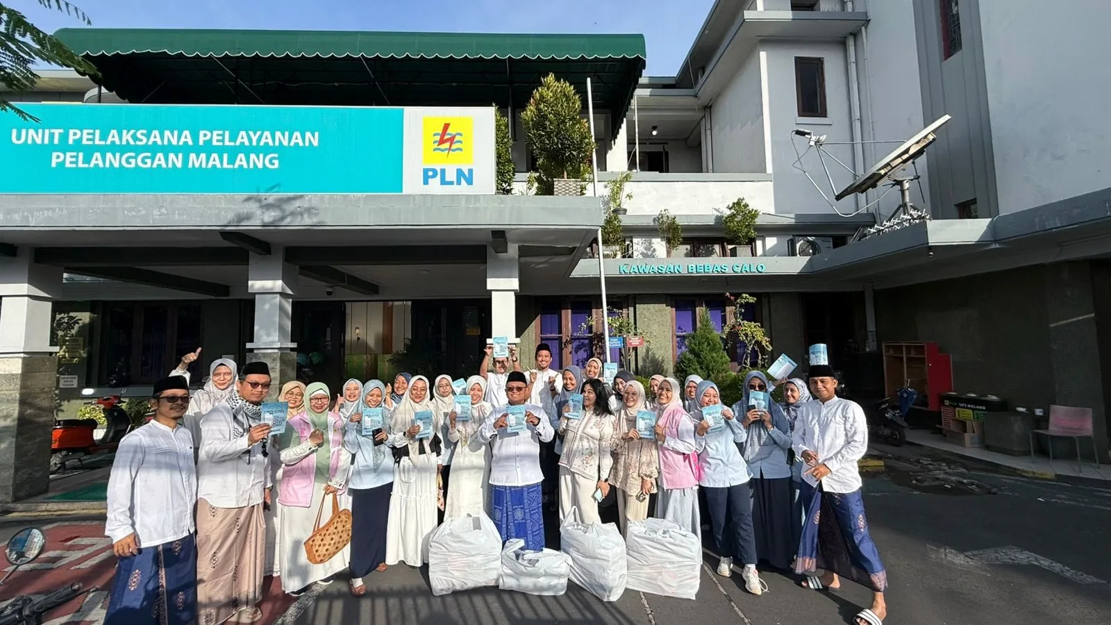 Karyawati dan PIKK PLN UP3 Malang berbagi takjil. Foto/dok PLN