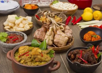 Ilustrasi hidangan khas Lebaran yang dapat memicu efek makan berlebihan saat Lebaran bagi kesehatan tubuh. (Foto: Pinterest)