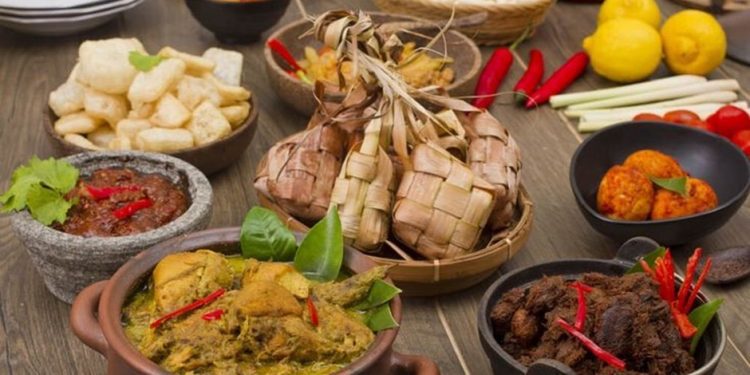 Ilustrasi hidangan khas Lebaran yang dapat memicu efek makan berlebihan saat Lebaran bagi kesehatan tubuh. (Foto: Pinterest)