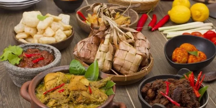 Ilustrasi hidangan khas Lebaran yang dapat memicu efek makan berlebihan saat Lebaran bagi kesehatan tubuh. (Foto: Pinterest)