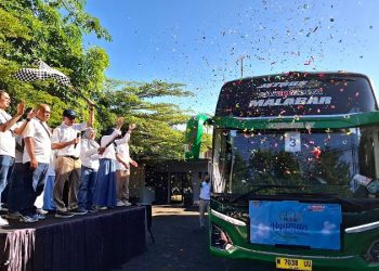 Dirut PJT I Fahmi Hidayat bersama jajaran saat memberangkatkan peserta mudik gratis Lebaran 2026. Foto: Azmy