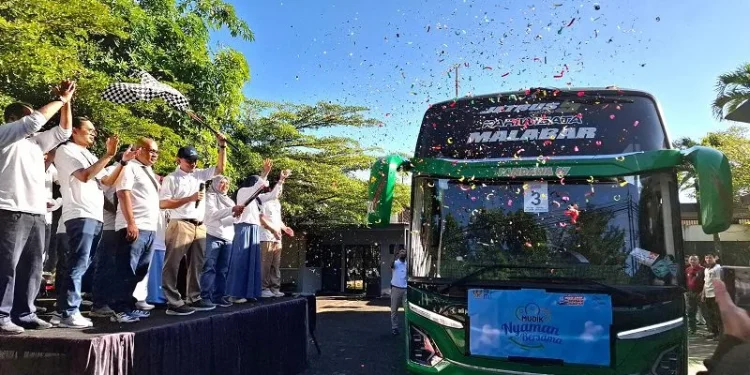 Dirut PJT I Fahmi Hidayat bersama jajaran saat memberangkatkan peserta mudik gratis Lebaran 2026. Foto: Azmy