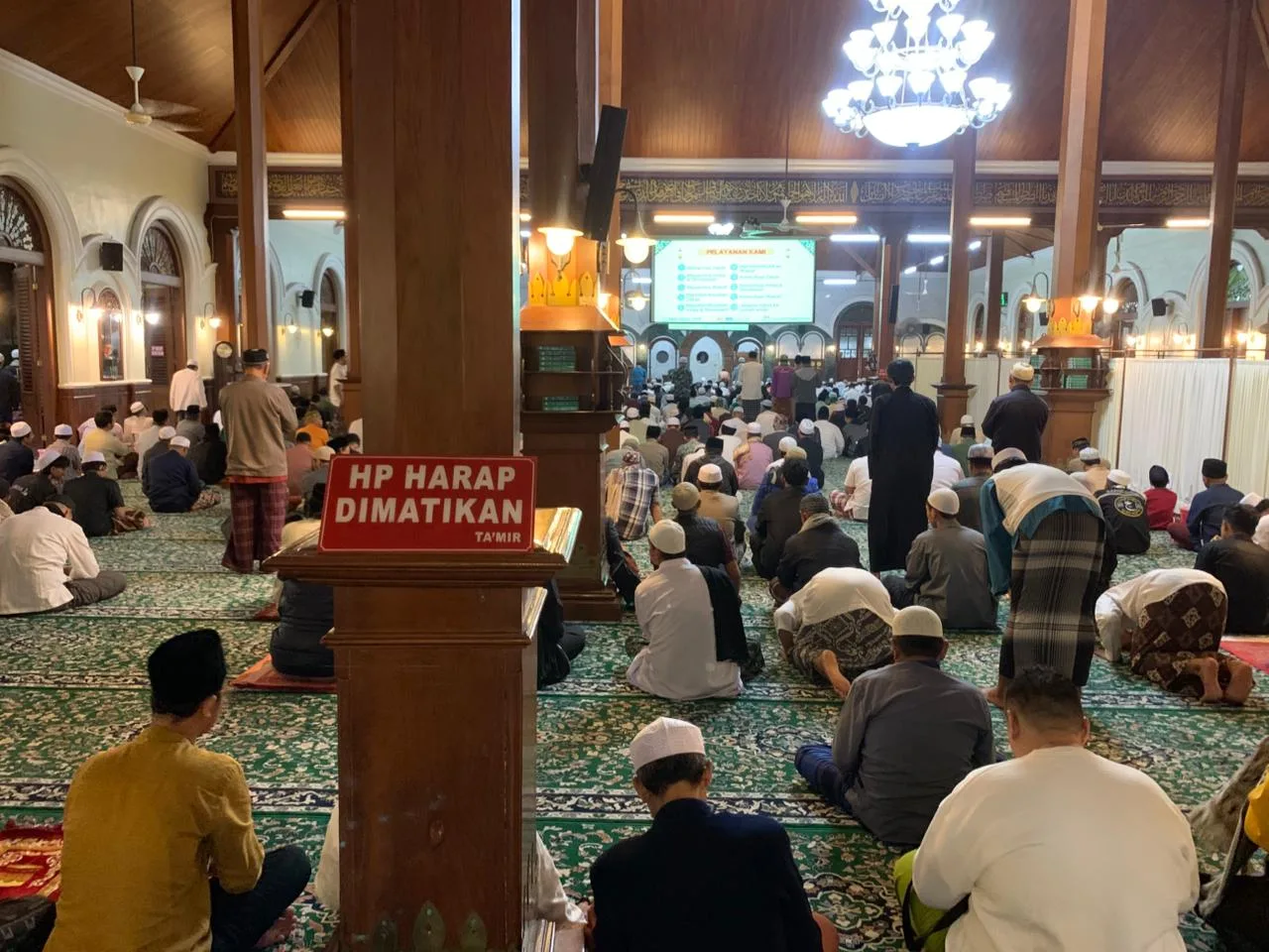 Umat Islam memburu mala lailatul qadar di Masjid Agung Jami' Kota Malang. Foto/Irham Thoriq