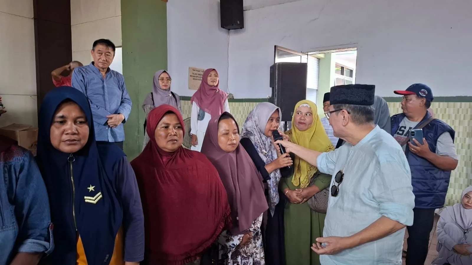 Iwan Kurniawan berdialog dengan salah satu pengantar. Foto: Aisyah Nawangsari Putri