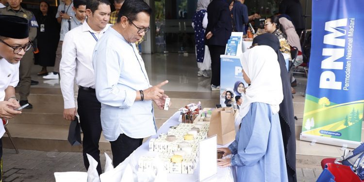 Wali Kota Batu Nurochman saat mengunjungi salah satu UMKM. Foto: Prokopim KWB