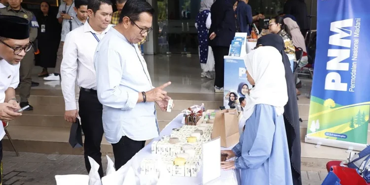 Wali Kota Batu Nurochman saat mengunjungi salah satu UMKM. Foto: Prokopim KWB