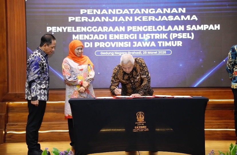 Bupati Malang, Sanusi menandatangani perjanjian kerja sama disaksikan Gubernur Jawa Timur dan Menteri Lingkungan Hidup. Foto: Pemkab Malang