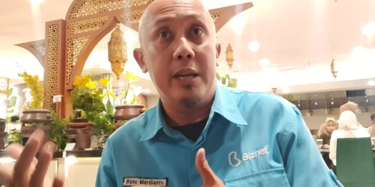 Manager Biznet Area Malang, Ranu Mardianto merespon rencana penataan kabel bawah tanah di Kota Malang. (Foto/M Sholeh)