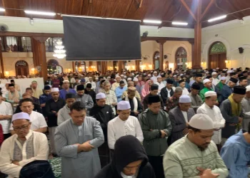 Umat Islam memburu mala lailatul qadar di Masjid Agung Jami' Kota Malang. Foto/Irham Thoriq
