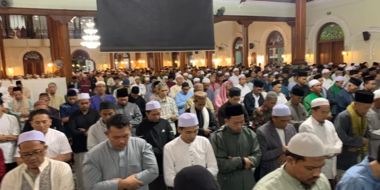 Umat Islam memburu mala lailatul qadar di Masjid Agung Jami' Kota Malang. Foto/Irham Thoriq