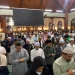Umat Islam memburu mala lailatul qadar di Masjid Agung Jami' Kota Malang. Foto/Irham Thoriq