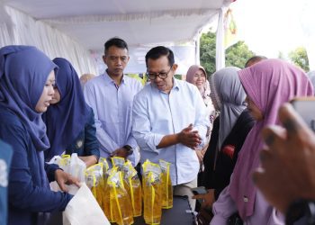 Wali Kota Batu Nurochman saat meninjau Gerakan Pangan Murah di Desa Bulukerto. Foto: Prokopim KWB