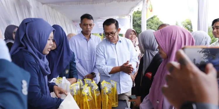 Wali Kota Batu Nurochman saat meninjau Gerakan Pangan Murah di Desa Bulukerto. Foto: Prokopim KWB