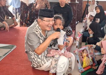 Komisaris Utama PT ACA, Iwan Kurniawan berdialog dengan anak yatim di Kepanjen. Foto: Aisyah Nawangsari Putri