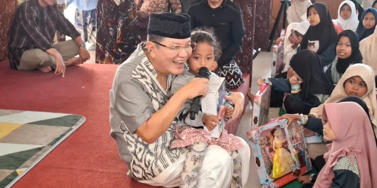 Komisaris Utama PT ACA, Iwan Kurniawan berdialog dengan anak yatim di Kepanjen. Foto: Aisyah Nawangsari Putri