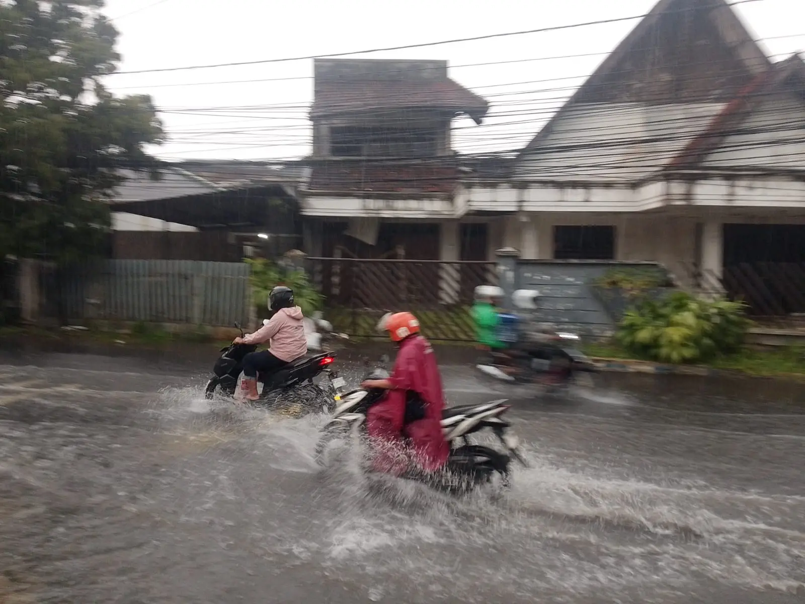 Kondisi banjir di kawasan Jalan Hamit Rusdi Kota Malang. (Foto/M Sholeh)