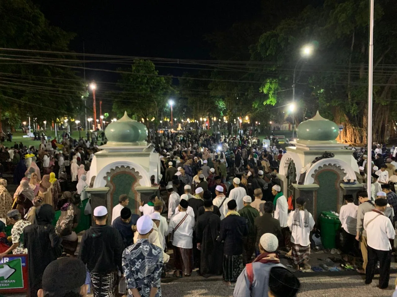 Umat Islam memburu mala lailatul qadar di Masjid Agung Jami' Kota Malang. Foto/Irham Thoriq