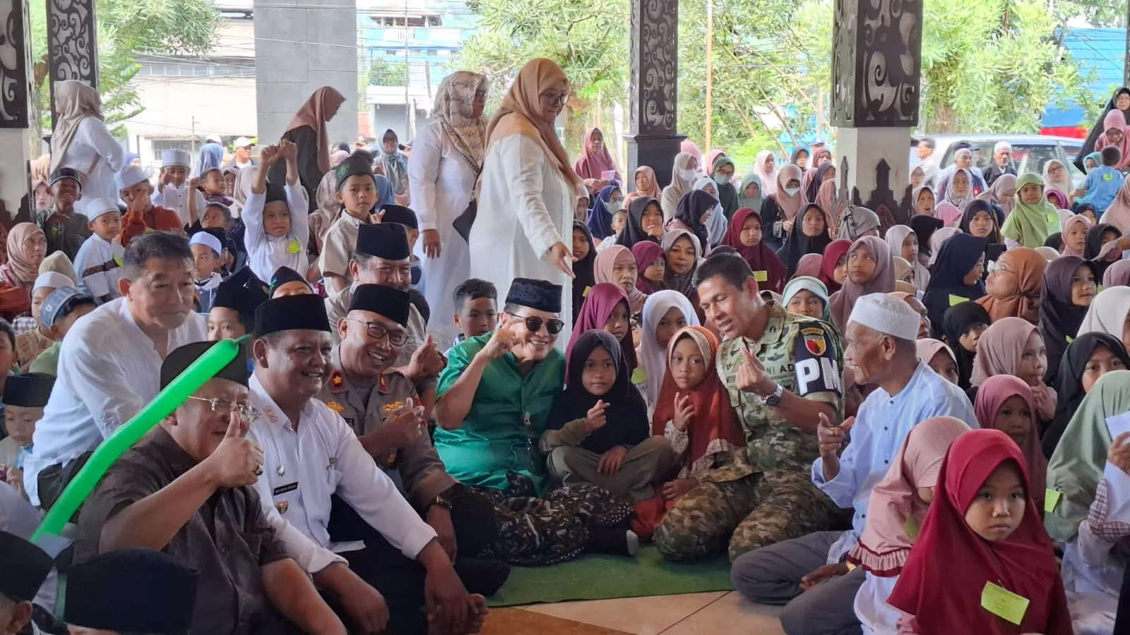 Iwan Kurniawan (baju hijau) berfoto bersama anak yatim. Foto: Aisyah Nawangsari Putri