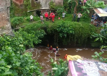 Tim SAR melakukan pencarian bocah hanyut di sungai Kota Malang. (Foto/ist)