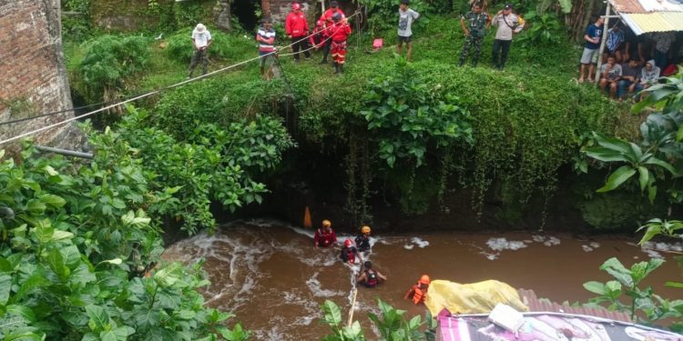 Tim SAR melakukan pencarian bocah hanyut di sungai Kota Malang. (Foto/ist)