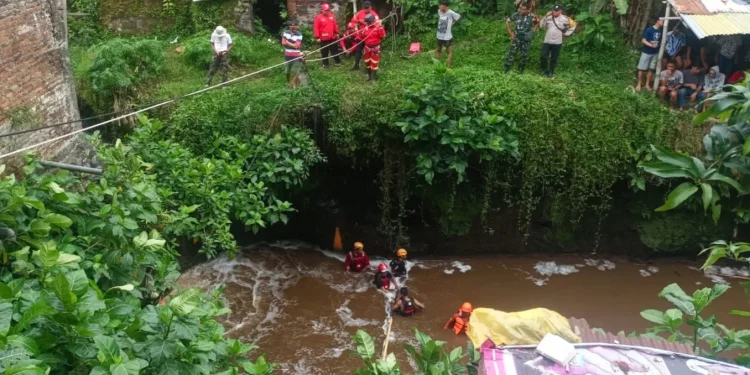 Tim SAR melakukan pencarian bocah hanyut di sungai Kota Malang. (Foto/ist)