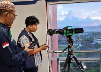 Pengamatan hilal oleh petugas BMKG Stasiun Geofisika Malang. Foto: Aisyah Nawangsari Putri